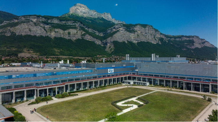 法國總統(tǒng)馬克龍訪問意法半導(dǎo)體工廠，見證法國“電子 2030”計劃啟動